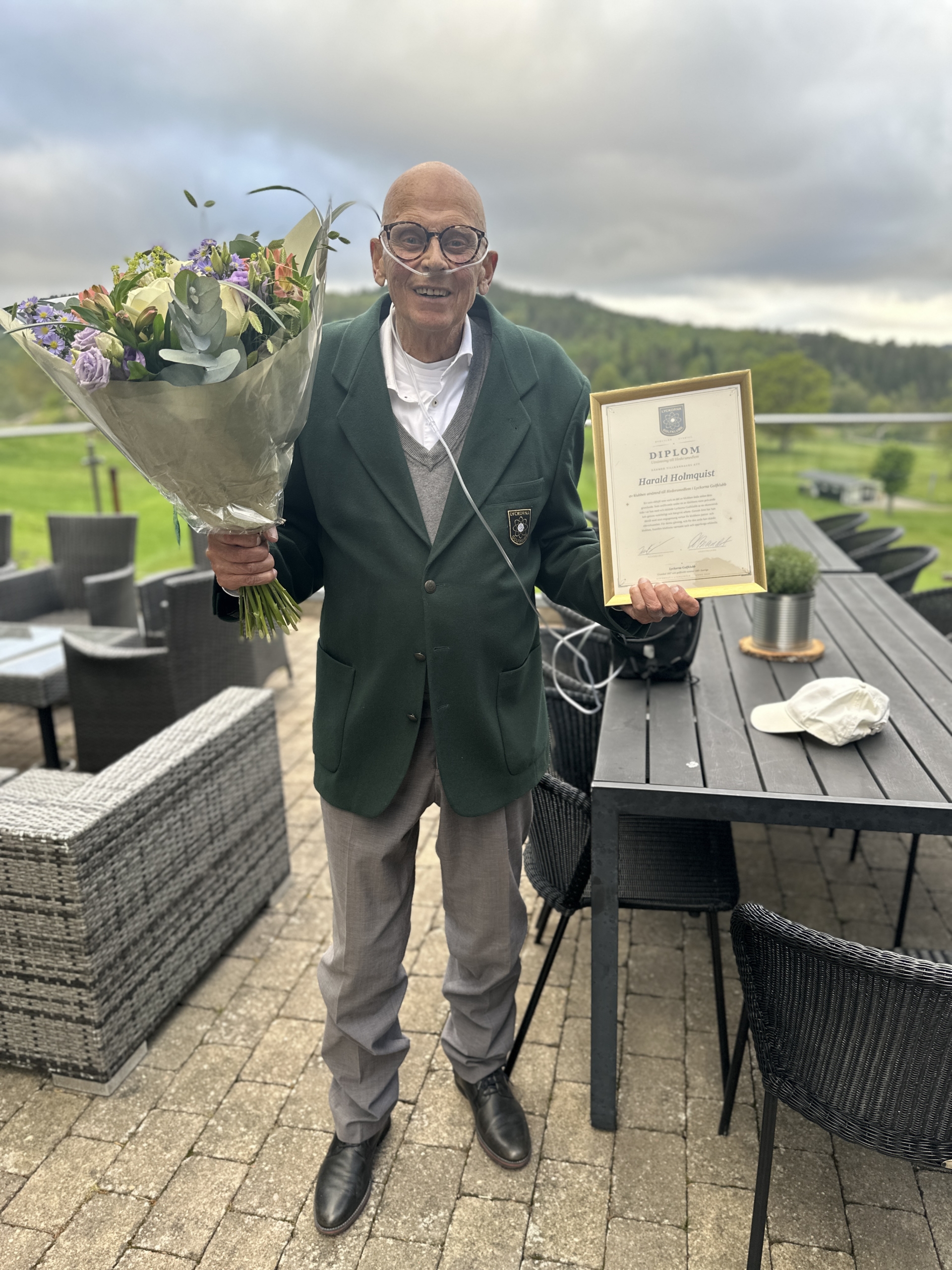 Harald Holmquist tar emot diplomet som hedersmedlem i Lyckorna Golfklubb